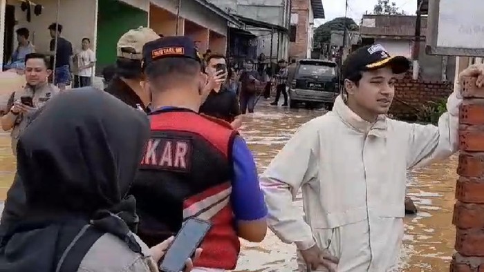Wakil Wali Kota Jambi, Diza Hazra Aljosha Hazrin berpakaian jaket putih saat tinjau banjir