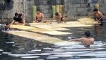 Warga di Klaten Gotong Royong Cuci Karpet Masjid Jelang Ramadan
