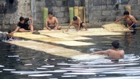 Warga mencuci tikar masjid di Umbul Gede, Wunut, Tulung, Klaten, Jawa Tengah, Minggu (23/2/2025). 