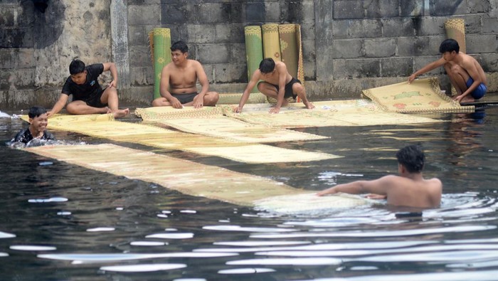 Warga mencuci tikar masjid di Umbul Gede, Wunut, Tulung, Klaten, Jawa Tengah, Minggu (23/2/2025). Menjelang bulan Ramadan, warga mencuci tikar masjid di sumber mata air tersebut dengan membayar secara sukarela. ANTARA FOTO/Aloysius Jarot Nugroho/tom.