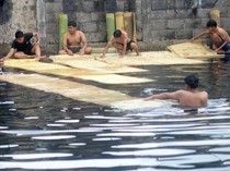 Warga di Klaten Gotong Royong Cuci Karpet Masjid Jelang Ramadan