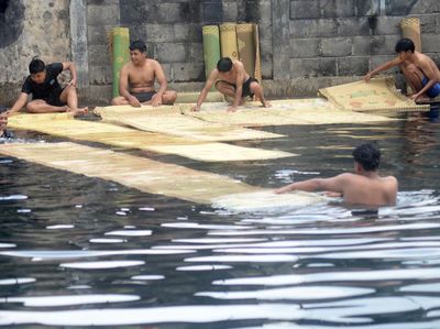 Warga di Klaten Gotong Royong Cuci Karpet Masjid Jelang Ramadan