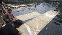 Menjelang bulan Ramadan, warga mencuci tikar masjid di sumber mata air tersebut dengan membayar secara sukarela. 