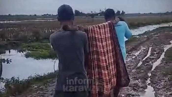Warga menandu pasien di Kecamatan Batujaya, gegara sakit jalanan rusak tak masuk ambulans