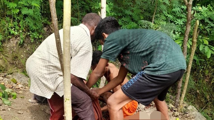Warga saat mengevakuasi Nonci, yang meninggal karena dibacok pamannya, Agustinus Pobas, di Dusun B, Desa Snok, Kecamatan Amanatun Utara, Kabupaten TTS, NTT. (Dok. Polres TTS).