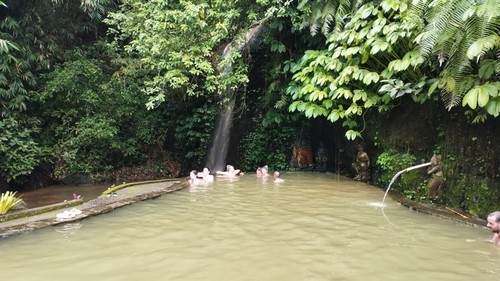 Sejumlah wisatawan asing berendam di Air Panas Angseri, Tabanan, Bali, Minggu (16/2/2025).