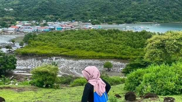 Wisatawan domestik menikmati pemandangan alam Warloka, Labuan Bajo, Manggarai Barat, NTT