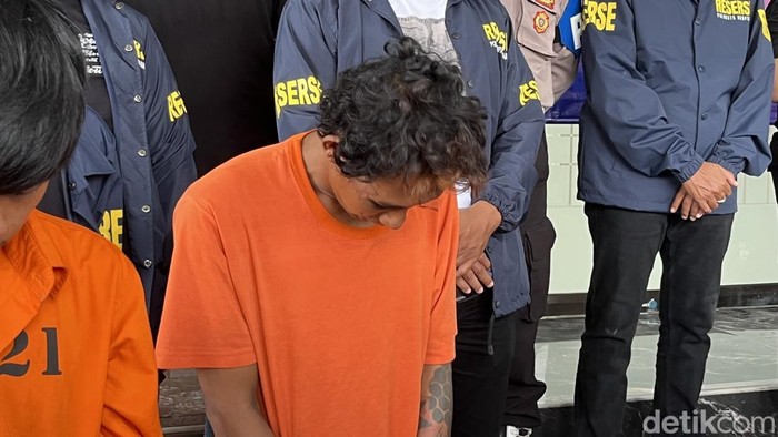 Ahmad Santoso, pelaku pembunuhan di Jalan Pura Demak, Denpasar Barat, saat dihadirkan dalam konferensi pers di Polresta Denpasar, Senin (24/2/2025). (Foto: Rizki Setyo Samudro/detikBali)