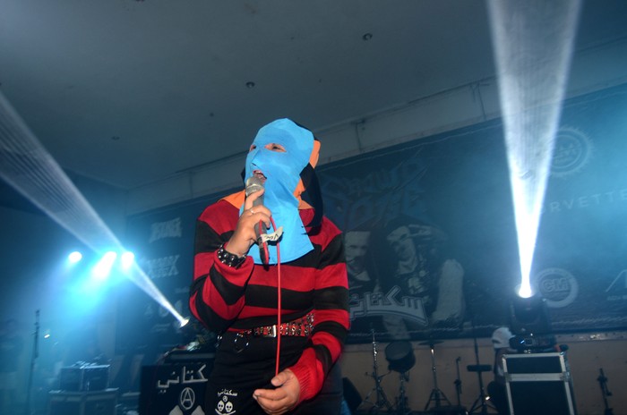 Gitaris dan electroguy Sukatani band Muhammad Syifa Al Lufti (kanan) dan vokalis Novi Chitra Indriyati (kiri) memainkan lagu saat tampil pada konser Crowd Noise di Slawi, Kabupaten Tegal, Jawa Tengah, Minggu (23/2/2025) malam. Sukatani band yang berasal dari Purbalingga tersebut menyanyikan sebanyak enam lagu. ANTARA FOTO/Oky Lukmansyah/nz