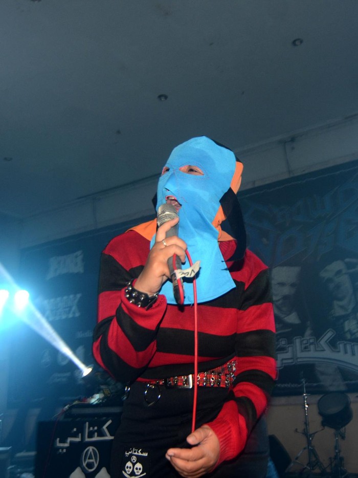 Aksi Panggung Sukatani Band di Tegal Gitaris dan electroguy Sukatani band Muhammad Syifa Al Lufti (kanan) dan vokalis Novi Chitra Indriyati (kiri) memainkan lagu saat tampil pada konser Crowd Noise di Slawi, Kabupaten Tegal, Jawa Tengah, Minggu (23/2/2025) malam. Sukatani band yang berasal dari Purbalingga tersebut menyanyikan sebanyak enam lagu. ANTARA FOTO/Oky Lukmansyah/nz