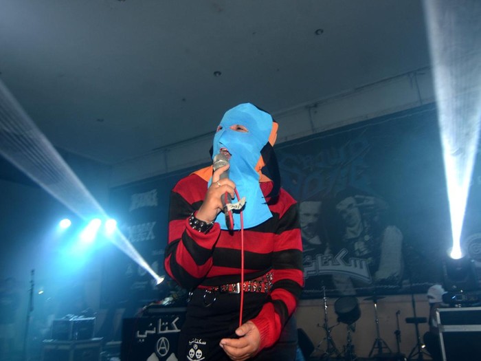 Aksi Panggung Sukatani Band di Tegal Gitaris dan electroguy Sukatani band Muhammad Syifa Al Lufti (kanan) dan vokalis Novi Chitra Indriyati (kiri) memainkan lagu saat tampil pada konser Crowd Noise di Slawi, Kabupaten Tegal, Jawa Tengah, Minggu (23/2/2025) malam. Sukatani band yang berasal dari Purbalingga tersebut menyanyikan sebanyak enam lagu. ANTARA FOTO/Oky Lukmansyah/nz