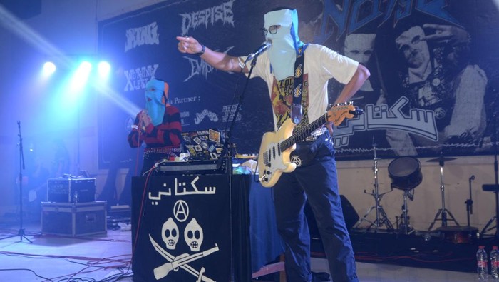 Gitaris dan electroguy Sukatani band Muhammad Syifa Al Lufti (kanan) dan vokalis Novi Chitra Indriyati (kiri) memainkan lagu saat tampil pada konser Crowd Noise di Slawi, Kabupaten Tegal, Jawa Tengah, Minggu (23/2/2025) malam. Sukatani band yang berasal dari Purbalingga tersebut menyanyikan sebanyak enam lagu. ANTARA FOTO/Oky Lukmansyah/nz