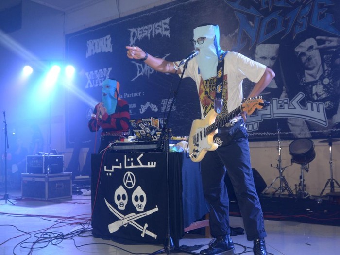 Aksi Panggung Sukatani Band di Tegal Gitaris dan electroguy Sukatani band Muhammad Syifa Al Lufti (kanan) dan vokalis Novi Chitra Indriyati (kiri) memainkan lagu saat tampil pada konser Crowd Noise di Slawi, Kabupaten Tegal, Jawa Tengah, Minggu (23/2/2025) malam. Sukatani band yang berasal dari Purbalingga tersebut menyanyikan sebanyak enam lagu. ANTARA FOTO/Oky Lukmansyah/nz