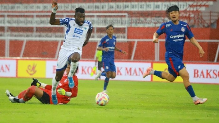 Aksi pemain PSIS, Sudi Abdallah saat melawan Arema FC di pekan 24, Senin (24/2/2025).