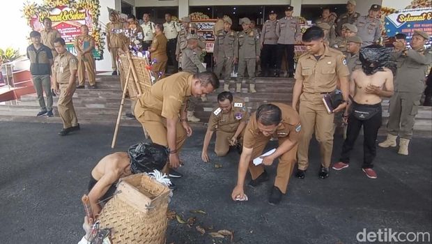 Aktivis lingkungan saat menggelar aksi ke Balekota Tasikmalaya.
