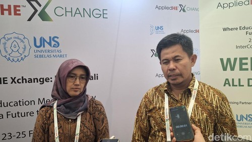 Anggota Dewan Pengawas BPKH Mulyadi (kanan) memberikan keterangan kepada wartawan di Jimbaran, Bali, Senin (24/2/2025).