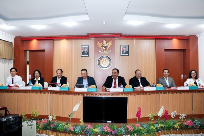 Anggota DPR RI Bambang Soesatyo saat menjadi penguji Kandidat Doktor Ilmu Hukum Fakultas Hukum Universitas Udayana Bali, A.A Bagus Adhi Mahendra Putra.