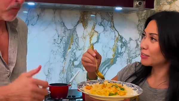 Anggun C. Sasmi Masak hingga Makan Bareng Suami di Paris