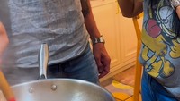 Anggun mengakui bahwa suaminyalah yang lebih jago masak. Tak heran dirinya selalu didampingi saat belajar masak makanan Perancis di rumah. Foto: Instagram/anggun_cipta