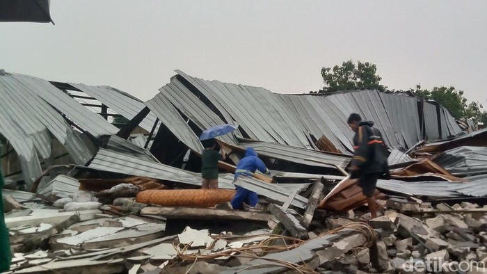 Kondisi pabrik briket yang terkena angin kencang di Ceper, Klaten, Senin (24/2/2025).