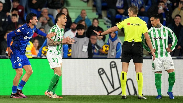 GETAFE, SPAIN - FEBRUARY 23: Antony of Real Betis reacts towards referee Javier Alberola Rojas, after receiving a red card during the LaLiga match between Getafe CF and Real Betis Balompie at Coliseum Alfonso Perez on February 23, 2025 in Getafe, Spain. (Photo by Aitor Alcalde/Getty Images)