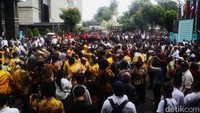 Para pendukung terlihat mengenakan seragam masing-masing.   