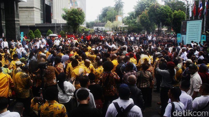 Para pendukung pasangan calon (paslon) menonton bareng (nobar) pembacaan putusan 40 gugatan perselisihan hasil pilkada (PHP) di area parkir gedung MK, Jl Medan Merdeka Barat, Jakarta, Senin (24/2/2025). Mereka terlihat antusias saat paslon yang didukung dimenangkan MK dalam putusannya. Tampak hadir para pendukung paslon antara lain dari Cagub-Cawagub Provinsi Papua Pegunungan dan Cabup-Cawabup Kabupaten Puncak.