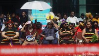 Para pendukung calon kepala daerah itu nonton bareng (nobar) pembacaan putusan sengketa Pilkada 2024 yang berlangsung di dalam ruang sidang.  