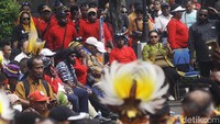 Para pendukung dari Cagub-Cawagub Provinsi Papua Pegunungan yakni John Tabo-Ones Pahabol nobar dengan mengenakan baju berwarna merah.  