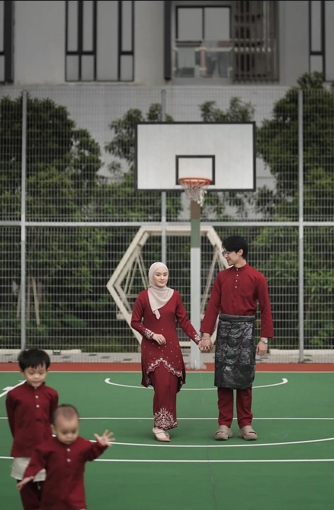 Dinda Hauw merupakan salah satu artis Indonesia yang menikah dengan pria lebih muda. Pemain film Surat Kecil untuk Tuhan ini menikah dengan Rey Mbayang yang dua tahun lebih muda darinya pada 2020. Pasangan yang memiliki dua anak ini jadi salah satu couple goals netizen, karena membina hubungan rumah tangga tanpa berpacaran. Foto: Instagram