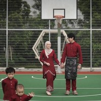 Dinda Hauw merupakan salah satu artis Indonesia yang menikah dengan pria lebih muda. Pemain film Surat Kecil untuk Tuhan ini menikah dengan Rey Mbayang yang dua tahun lebih muda darinya pada 2020. Pasangan yang memiliki dua anak ini jadi salah satu couple goals netizen, karena membina hubungan rumah tangga tanpa berpacaran. Foto: Instagram