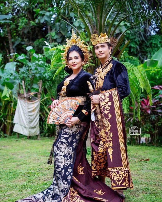 Jennifer Jill memiliki perbedaan yang cukup jauh dengan suaminya, Ajun Perwira. Perempuan berusia 54 tahun ini dinikahi Ajun, yang lebih muda darinya 17 tahun pada 2019. Keduanya baru memiliki seorang anak dan kerap tampil kompak. Foto: Instagram