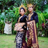 Jennifer Jill memiliki perbedaan yang cukup jauh dengan suaminya, Ajun Perwira. Perempuan berusia 54 tahun ini dinikahi Ajun, yang lebih muda darinya 17 tahun pada 2019. Keduanya baru memiliki seorang anak dan kerap tampil kompak. Foto: Instagram