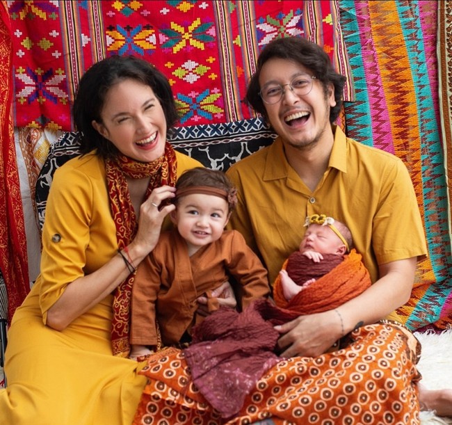 Nadine Chandrawinata menikah dengan Dimas Anggara yang dua tahun lebih muda darinya pada 7 Juli 2018. Kisah asmara pasangan selebriti ini pun awalnya dimulai saat Dimas Anggara yang nge-fans dengan Nadine dan memintanya berfoto bersama. Foto: Instagram