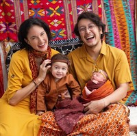 Nadine Chandrawinata menikah dengan Dimas Anggara yang dua tahun lebih muda darinya pada 7 Juli 2018. Kisah asmara pasangan selebriti ini pun awalnya dimulai saat Dimas Anggara yang nge-fans dengan Nadine dan memintanya berfoto bersama. Foto: Instagram