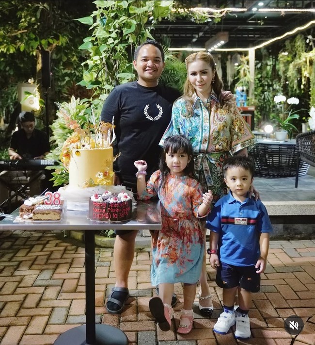 Momo Geisha menikah dengan Nicola Reza Samudra yang tiga tahun lebih muda darinya pada April 2017. Pernikahan mereka telah berjalan harmonis selama beberapa tahun.Foto: Instagram