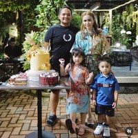 Momo Geisha menikah dengan Nicola Reza Samudra yang tiga tahun lebih muda darinya pada April 2017. Pernikahan mereka telah berjalan harmonis selama beberapa tahun.Foto: Instagram