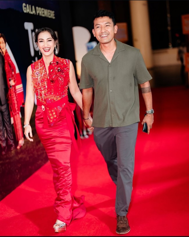 Salah satu artis lainnya yang menikah dengan brondong adalah Atiqah Hasiholan. Pemain film 3 Nafas Likas ini dinikahi Rio Dewanto yang enam tahun lebih muda darinya pada 2013. Pasangan ini telah dikaruniai seorang putri cantik dan menjalani hubungan rumah tangga yang rukun. Foto: Instagram