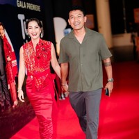 Salah satu artis lainnya yang menikah dengan brondong adalah Atiqah Hasiholan. Pemain film 3 Nafas Likas ini dinikahi Rio Dewanto yang enam tahun lebih muda darinya pada 2013. Pasangan ini telah dikaruniai seorang putri cantik dan menjalani hubungan rumah tangga yang rukun. Foto: Instagram