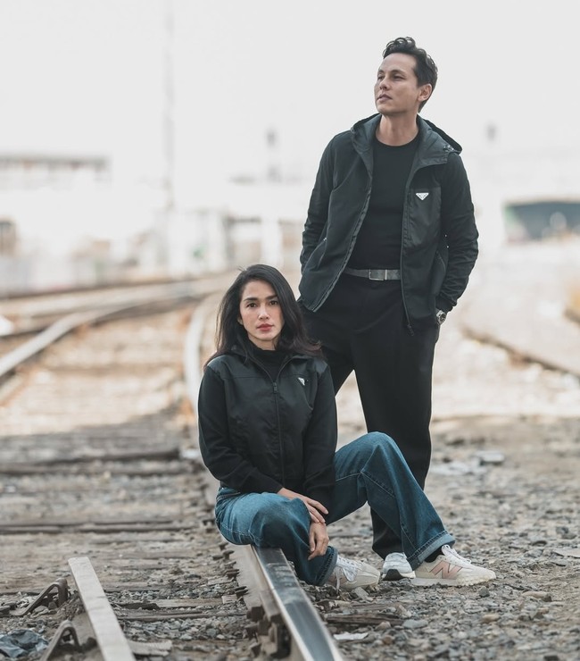 Ussy Sulistiawaty memiliki perbedaan usia 6 tahun dengan suaminya, Andhika Pratama. Mereka menikah pada Januari 2012 dan telah dikaruniai tiga anak. Kehidupan rumah tangga mereka terlihat mesra dan jauh dari gosip miring. Foto: Instagram