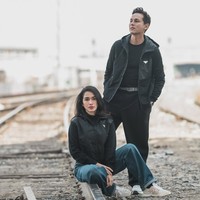 Ussy Sulistiawaty memiliki perbedaan usia 6 tahun dengan suaminya, Andhika Pratama. Mereka menikah pada Januari 2012 dan telah dikaruniai tiga anak. Kehidupan rumah tangga mereka terlihat mesra dan jauh dari gosip miring. Foto: Instagram