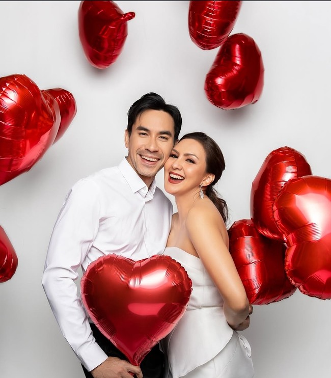 Donna Agnesia menikah dengan Darius Sinathrya yang berusia enam tahun lebih muda pada Desember 2006. Pasangan artis ini telah menjalani rumah tangga harmonis selama lebih dari 15 tahun.  Foto: Instagram