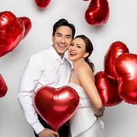 Donna Agnesia menikah dengan Darius Sinathrya yang berusia enam tahun lebih muda pada Desember 2006. Pasangan artis ini telah menjalani rumah tangga harmonis selama lebih dari 15 tahun.  Foto: Instagram