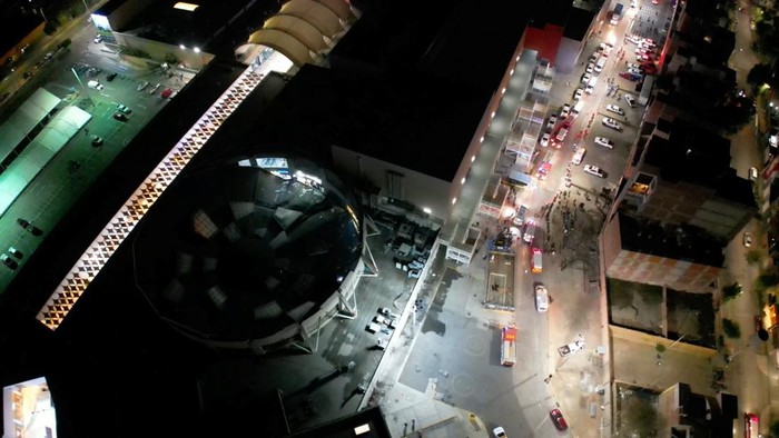 Atap Mal di Peru Ambruk, Timpa 74 Orang A drone view shows vehicles parked near a mall after its roof collapsed, in Trujillo, Peru, February 21, 2025, in this screengrab obtained from a social media video. Daniel Lazaro/via REUTERS THIS IMAGE HAS BEEN SUPPLIED BY A THIRD PARTY. MANDATORY CREDIT. NO RESALES. NO ARCHIVES.