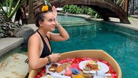 Ini momen lain saat Aurora berada di Bali. Ia menginap di sebuah resort dan menikmati floating breakfast yang seru. Foto: Instagram @auroraribero