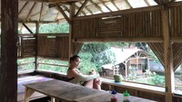 Ia pernah berpose keren di sebuah warung makan. Saat itu, ia tengah menikmati kelapa muda yang segar. Foto: Instagram @auroraribero