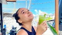 Di Bali, Aurora Ribero membagikan momennya menikmati jus. Jus hijau itu terdiri  atas campuran sayuran dan buah-buahan. Foto: Instagram @auroraribero