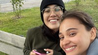 Momen lainnya bersama teman juga terlihat di sebuah taman. Saat itu, ia tengah syuting film dan istirahat menikmati pizza pepperoni. Foto: Instagram @auroraribero