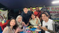 Kalau ini momen Aurora Ribero saat syuting bersama rekan sesama artis. Saat itu, ada adegan di mana ia harus menikmati pecel ayam. Foto: Instagram @auroraribero