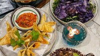 Aurora pernah membagikan momennya kulineran di Bandung. Ia sempat mengunjungi restoran Dailah dan menikmati beragam hidangan lezat, ada salad, pangsit goreng, hingga sup daging. Foto: Instagram @auroraribero